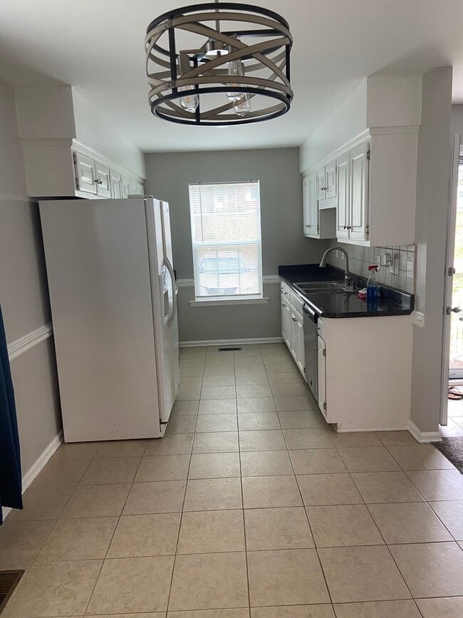 Building Photo - Charming 3 bedroom, 2 bath home in the heart of Dickson!!