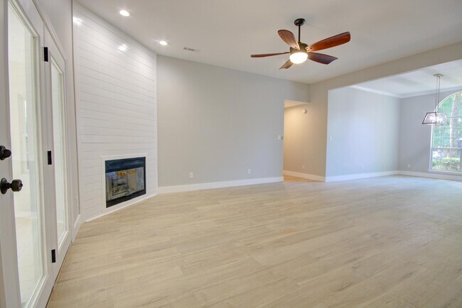 Building Photo - 205 Jarrett Ln