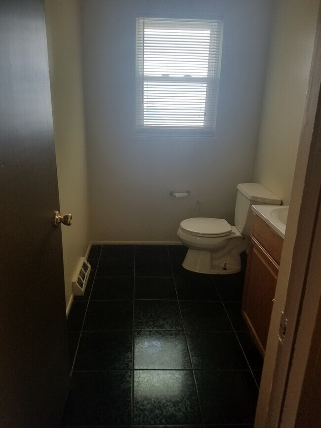 Building Photo - Single Family Home within walking distance to Quinnipiac