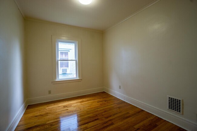 Building Photo - Newly Renovated First Floor Flat-Bright, S...