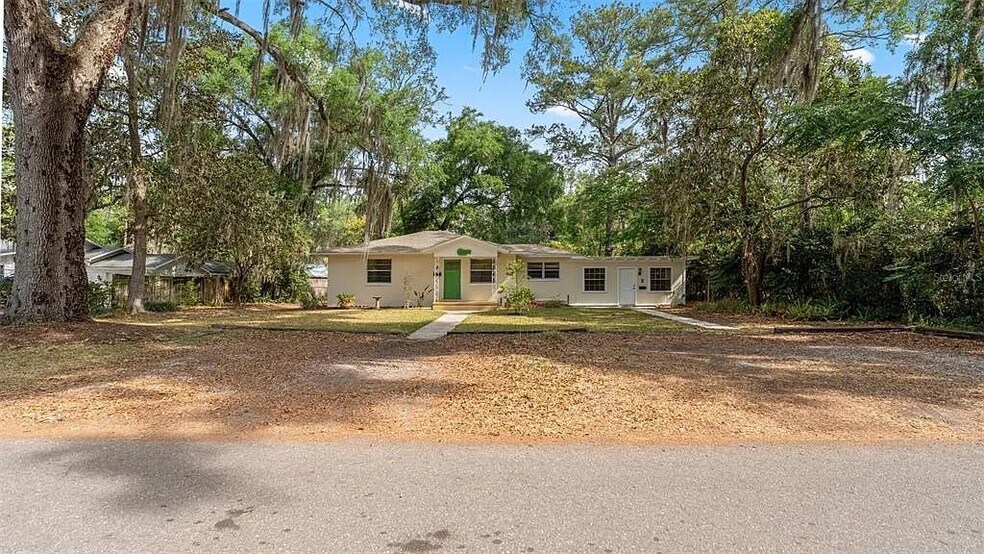 Front of house and parking area - 904 NW 14th Ave