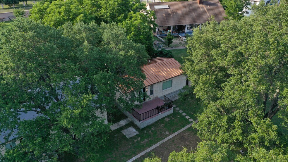 Building Photo - 1116 Lakeshore Dr