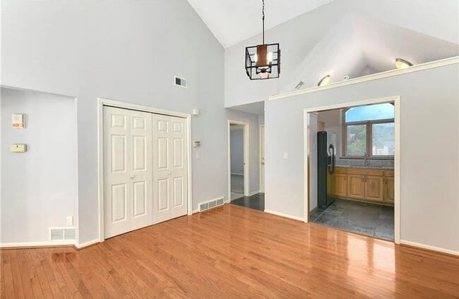 Building Photo - SEE IT NOW: Charming 2-Bedroom Condo in a ...