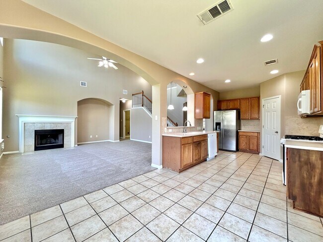 Building Photo - Your Next Home Awaits – Roomy, Bright & Co...