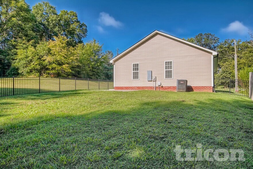 Building Photo - 340 Belvedere Dr NW