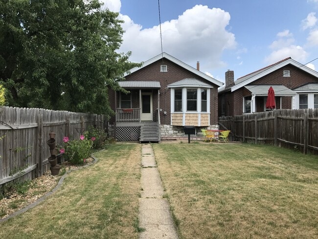 Building Photo - lovely renovated home