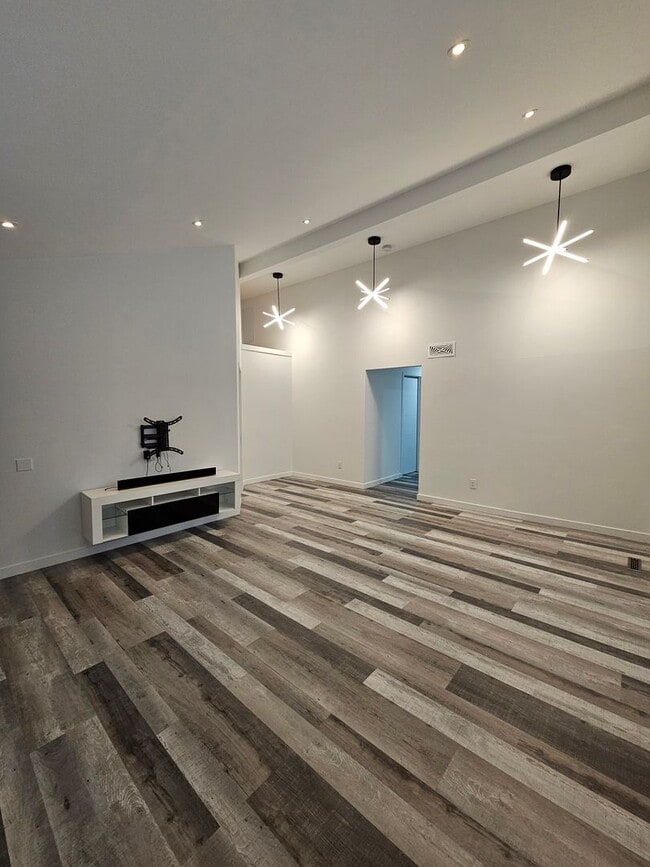 Building Photo - Newly Remodeled Home