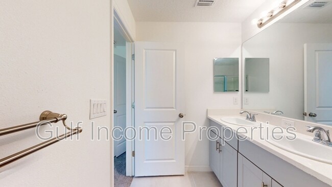 Building Photo - 10340 Oakside Dr