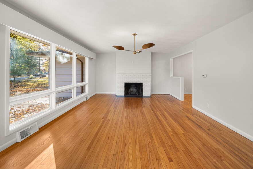 Building Photo - 1527 Summit Dr