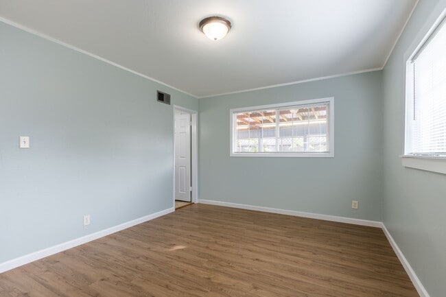 Building Photo - Beautiful & bright 3 bed / 2 Bath San Brun...