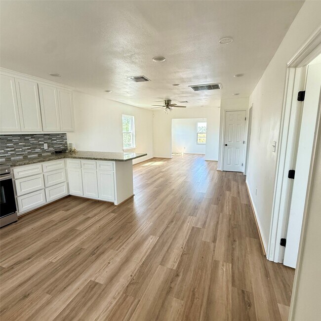 Building Photo - 143 Bastrop Bayou Dr