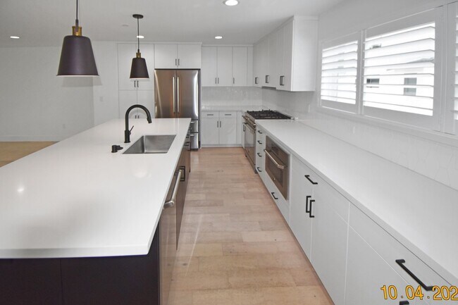 Building Photo - LuxurSmart Townhome with Solar | 3 Bed | 3.5 Bath | Built in 2021 | Walk to Sprouts/Dining