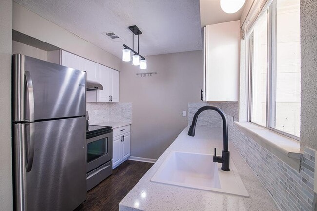 Building Photo - 17122 Blackhawk Blvd