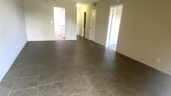 Building Photo - 770 SE 2nd Ave