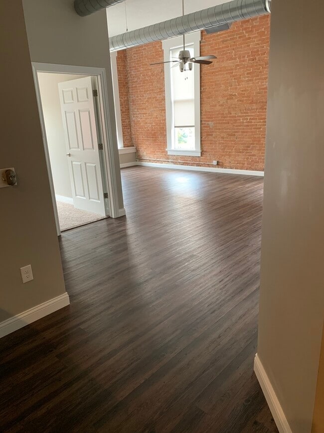 Building Photo - 1534 River Dr