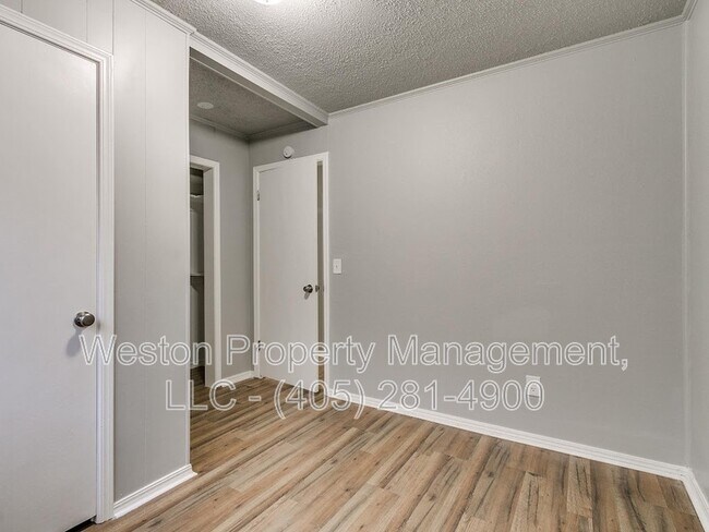 Building Photo - 1011 Crown Dr