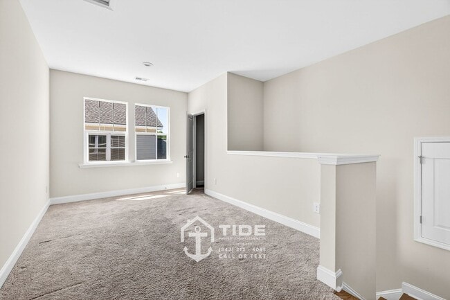 Building Photo - Modern Comfort & Easy Living in Goose Creek