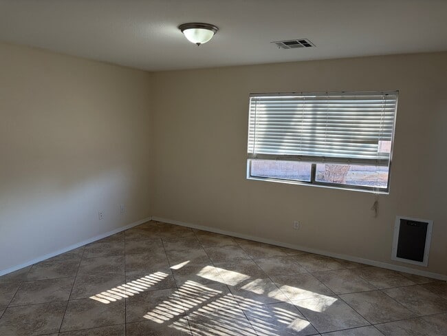 Building Photo - 817 E Yuma Ave