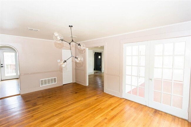 Building Photo - 201 W 33rd St