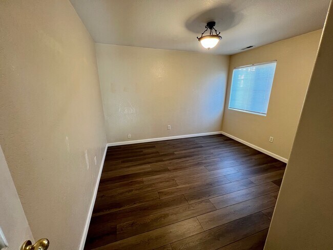 Building Photo - 2635 Parkwood Village Ln