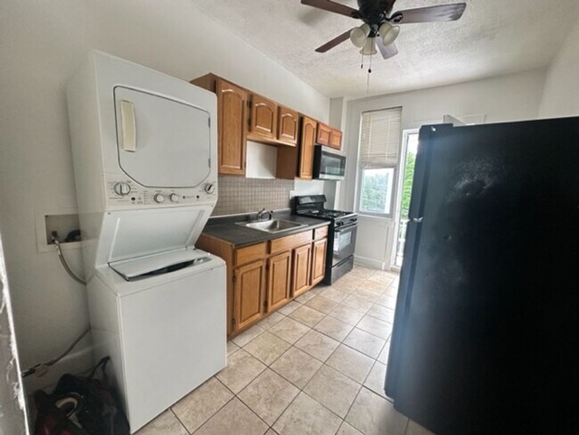 Building Photo - 1 Bedroom & Den 3659 Cottage Ave