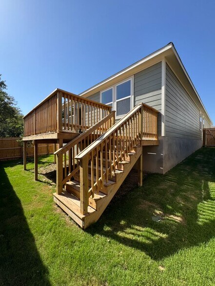 Building Photo - 14702 Emerio Dr