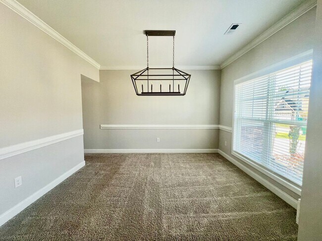 Building Photo - Stunning 4BR 3BA Home in Colfax