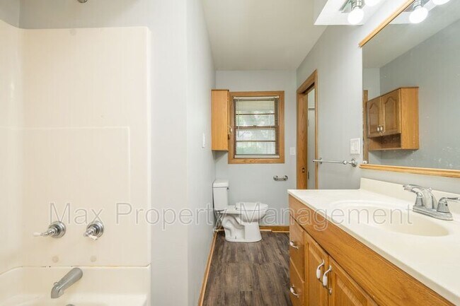 Building Photo - 3934 Oakshire Rd