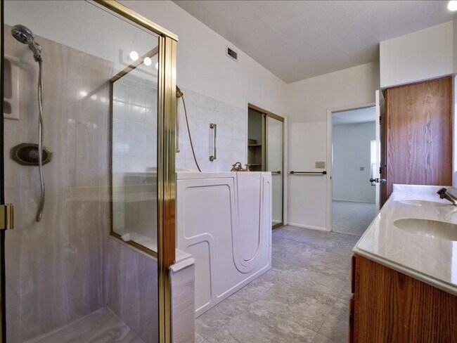Building Photo - 3 Bedroom 2 Bathroom with Community Pool!!