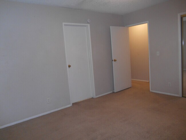 Building Photo - 898 Rhinegold Way