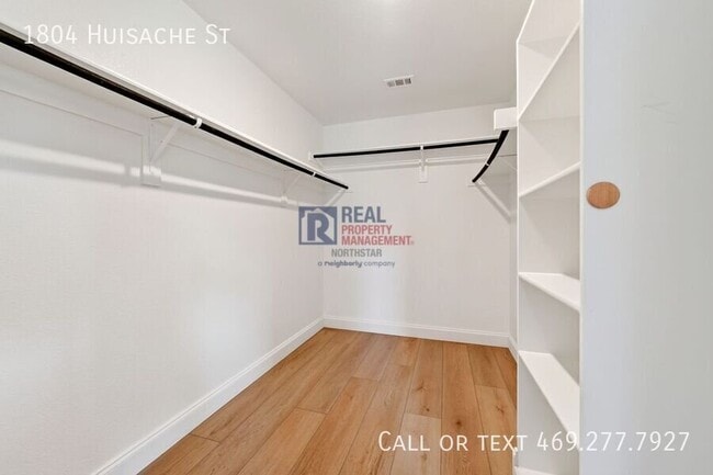 Building Photo - 1804 Huisache St