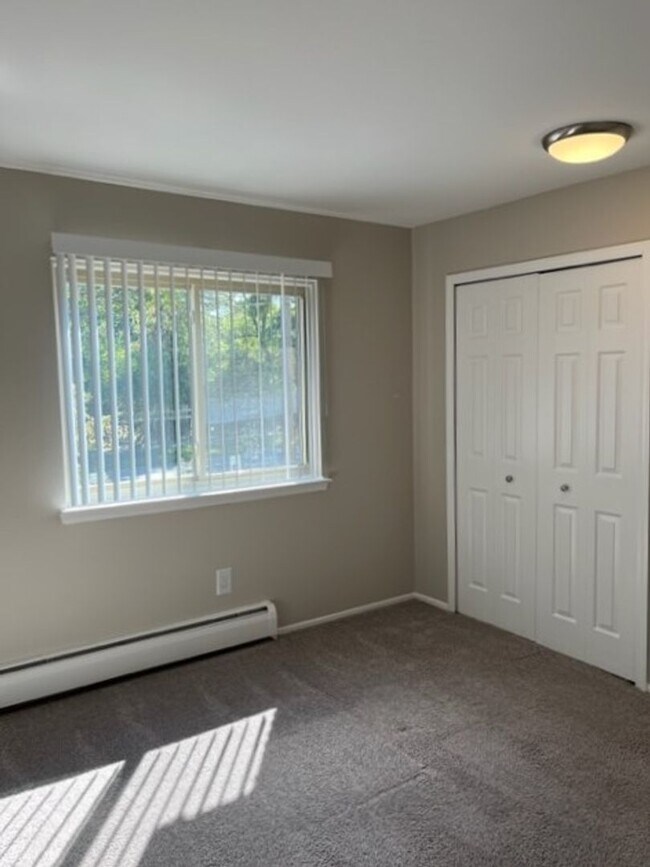 Building Photo - Charming 2 bedroom/1 bathroom apartment ne...