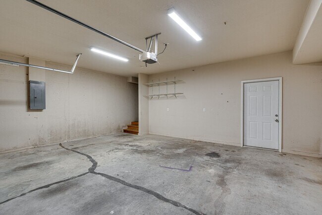 Building Photo - 3BR 2BA