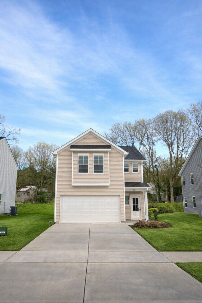 Building Photo - FIRST MONTH FREE - Stunning 3BR 2.5BA Home in Mooresville • 2 Car Garage