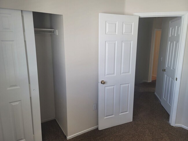 Building Photo - 3 Bedroom Town Home in Magna