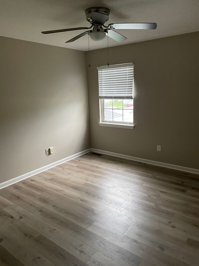 Building Photo - 2 bedroom 1.5 bath townhome