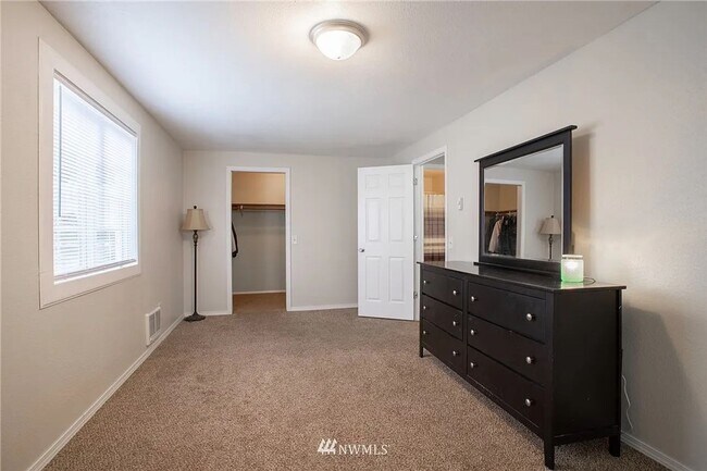 Building Photo - 3 Bed 2 Bath Graham Home w/ Beautiful Kitc...