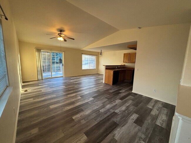 Building Photo - 726-728 E Spokane Ave