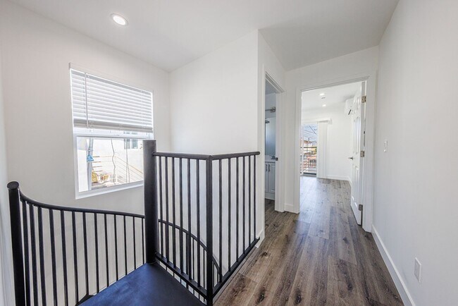 Building Photo - 3015 Alsace Ave
