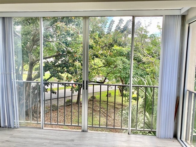 Building Photo - 8897 Fontainebleau Blvd