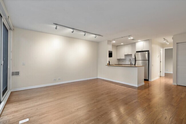 Building Photo - 2122 N Lincoln Ave