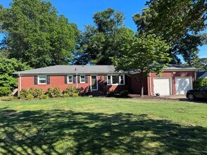 Building Photo - Lakefront Great Neck Home! 4/2.5 brick ranch in lovely Southern Point