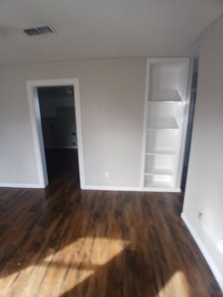 Building Photo - 106 S Davis St