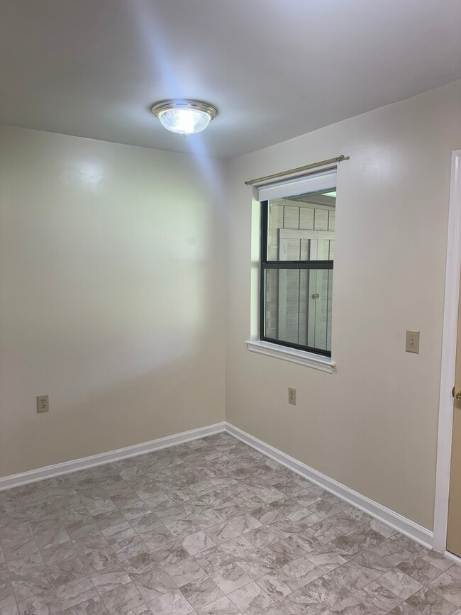 Building Photo - 369 Deer Lake Dr
