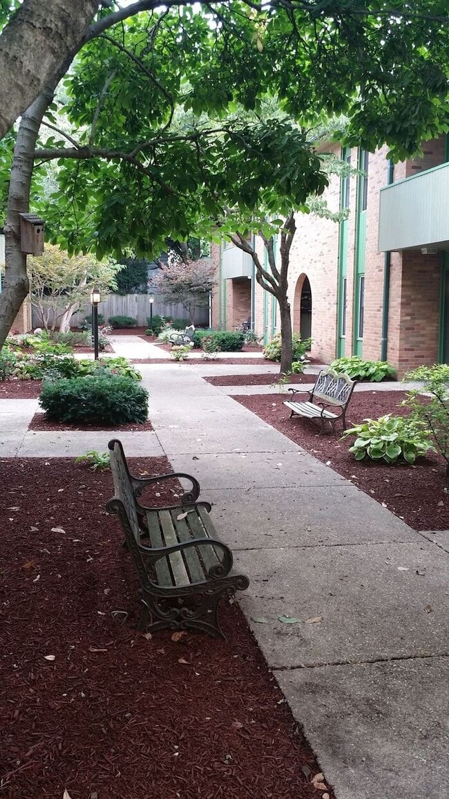 Building Photo - Downtown 1 bedroom Courtyard Apartment *Tenant Pays Electric ONLY!*