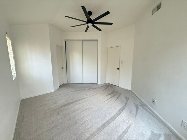 Building Photo - Spacious 3 Bedroom 3 Bath Condo with Garage in Desirable Highland Trails Community