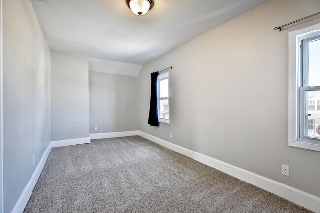 Building Photo - 825 Reinhard Ave