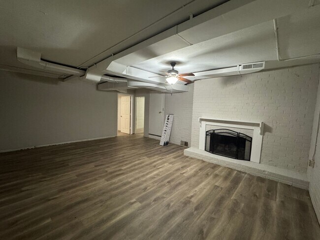 Building Photo - Ready to show!