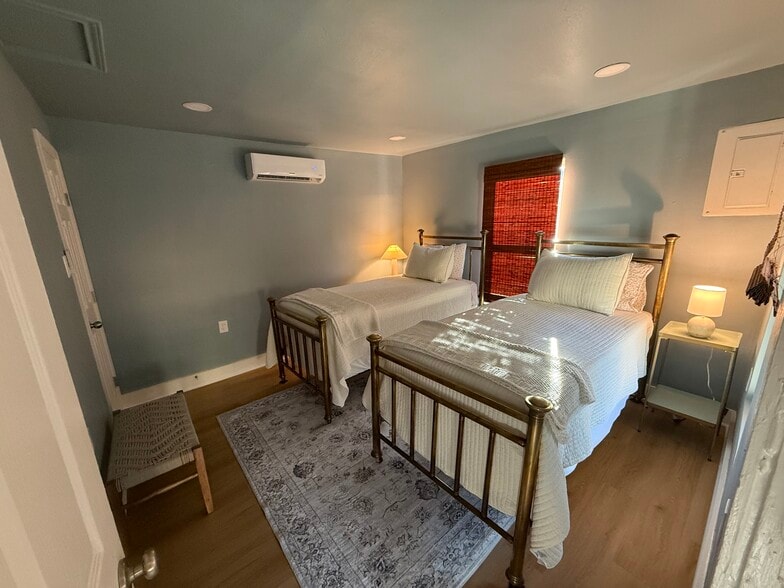 Building Photo - 3229 Odessa Ave