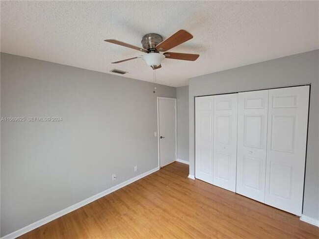 Building Photo - 928 Falling Water Rd